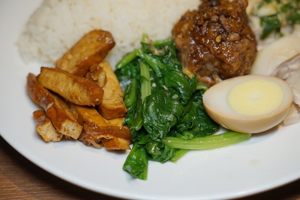 【台北延吉街美食推薦】軟嫩美味海南嫩雞飯 超下飯泰式瑪莎曼咖哩飯 雞上盒雞肉專賣店