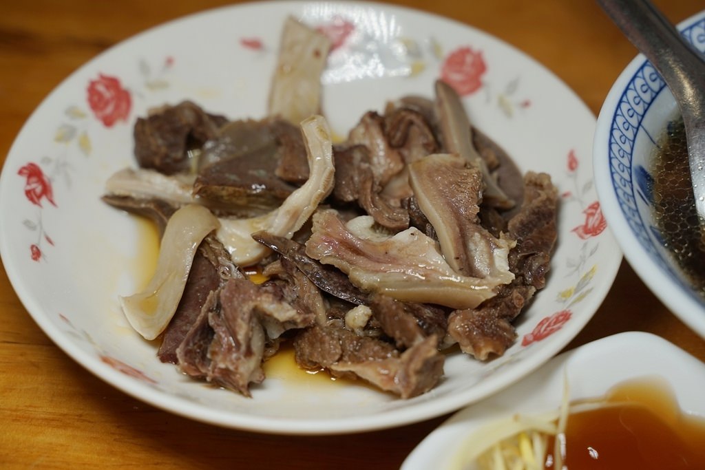 【台南羊肉專賣店推薦】新鮮溫體羊肉湯 美味麻油乾拌羊雜切盤 包成羊肉