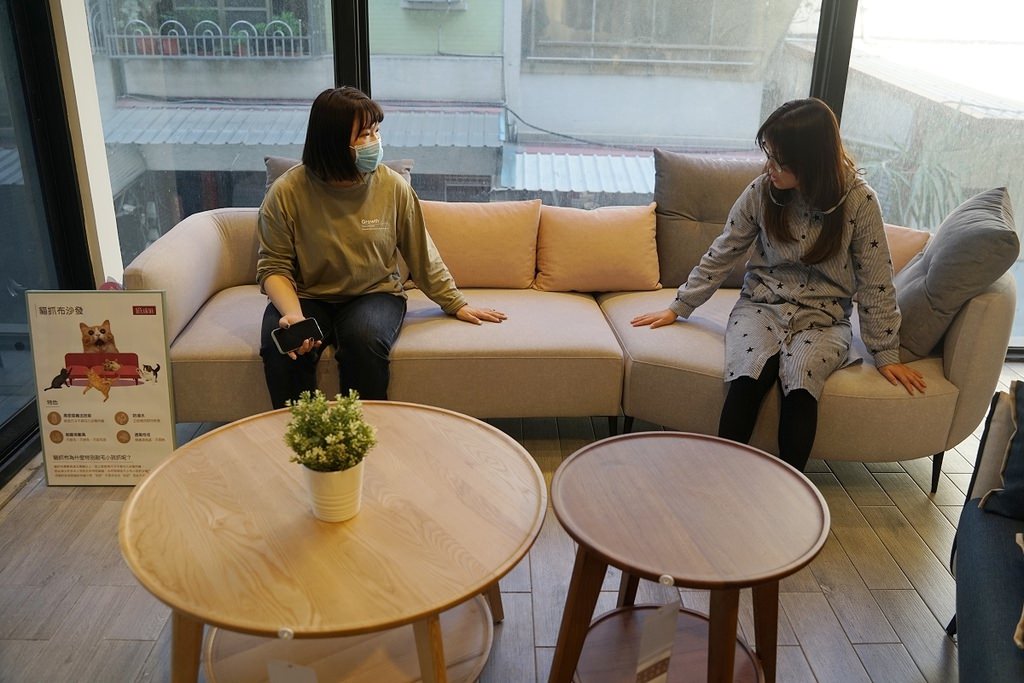 【高雄家具店推薦】客製化沙發超多選擇 終身保修通通批發價 億家具批發倉庫高雄店