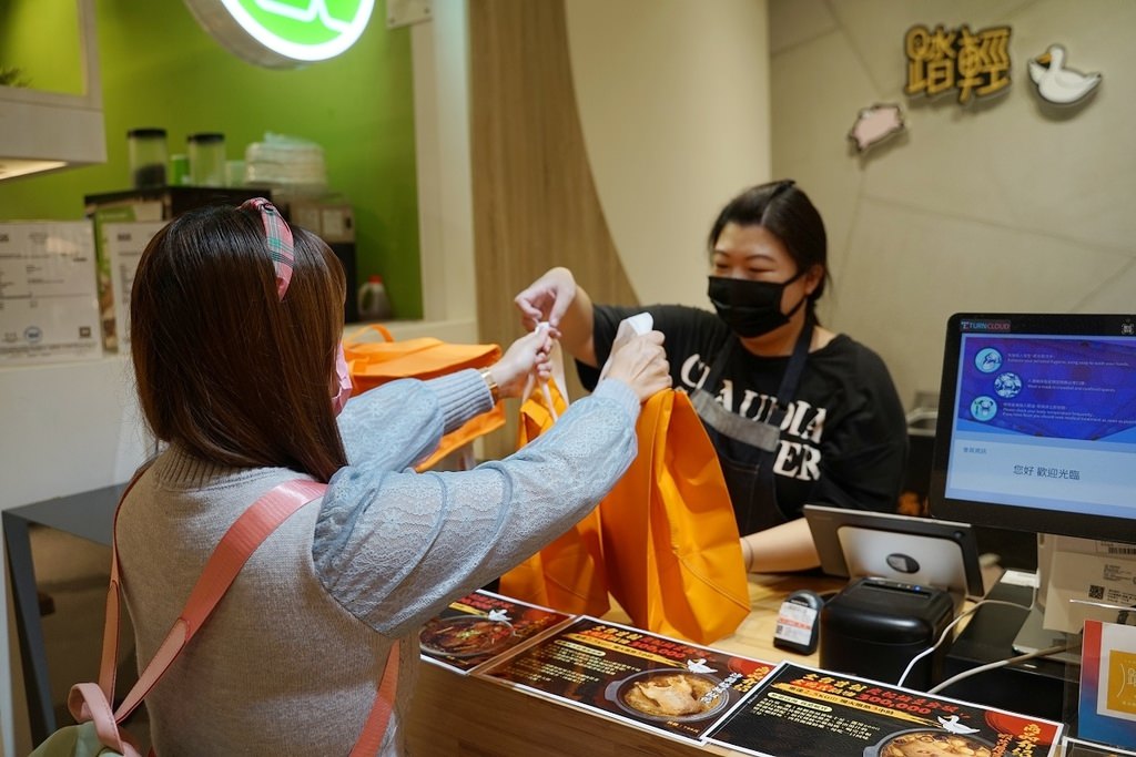 【遠東百貨信義A13店外帶美食推薦】全台唯一全鴨鍋物 古法秘製馬來風味 踏輕Touchin匠職沉浸式鍋物料理