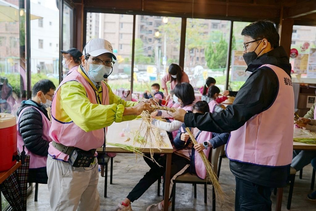 【桃園親子行程景點推薦】都市農夫稻穗收割稻梗祈福環體驗營 專業生態導覽 大有梯田生態公園