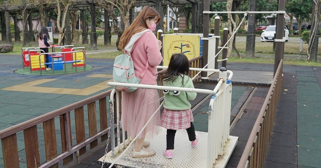 【宜蘭頭城免費親子景點推薦】宜蘭首座親子共融特色公園 特色台車互動遊具/圓弧探索攀爬組 頭城運動公園