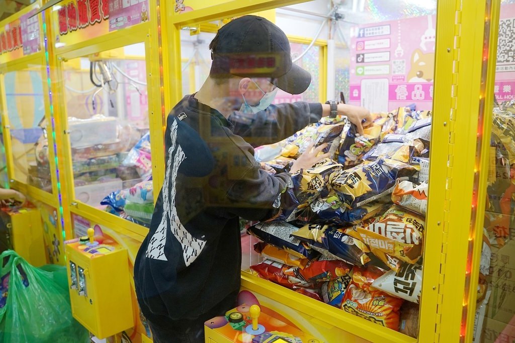 【台北夾娃娃機店推薦】全台北最好夾 零食/飲料/餅乾/生活用品通通夾好夾滿 優品娃娃親子遊樂園台北店