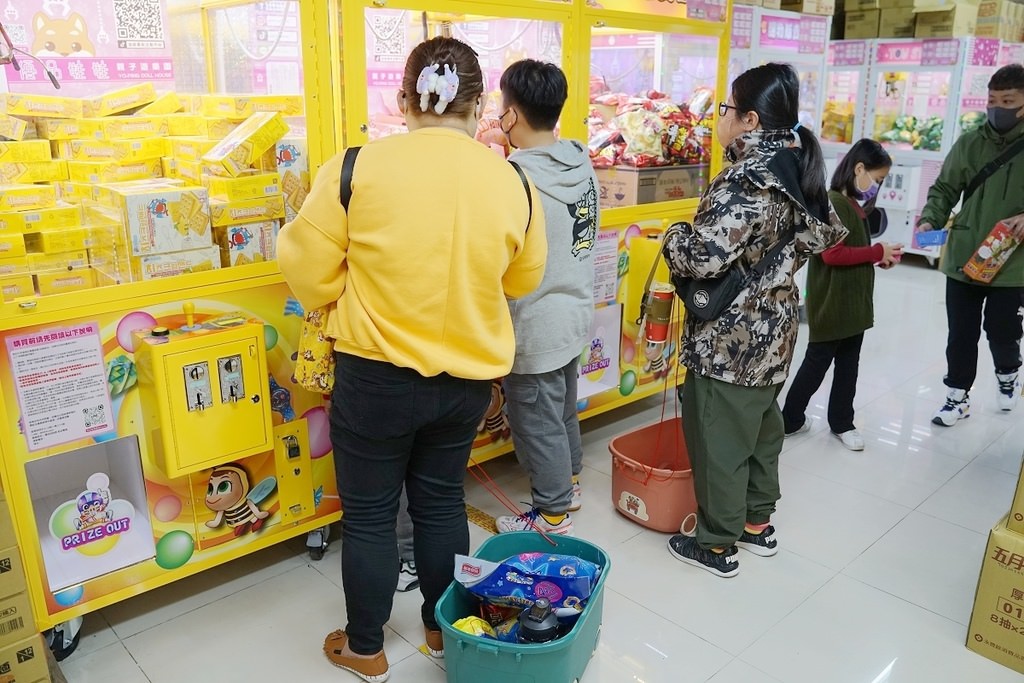 【台北夾娃娃機店推薦】全台北最好夾 零食/飲料/餅乾/生活用品通通夾好夾滿 優品娃娃親子遊樂園台北店