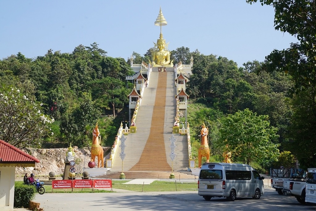 【泰國清邁佛寺推薦】金碧輝煌雙龍階梯步道 菩提樹麥康許願樹 清邁沙閣寺 Wat Phra That Doi Saket