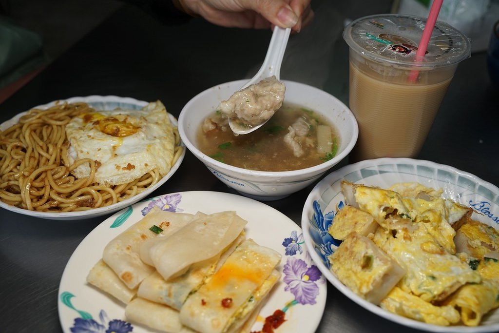 【桃園蘆竹富國路早餐推薦】超人氣鐵皮屋中式早點 美味炒麵+肉羹湯 我家早點