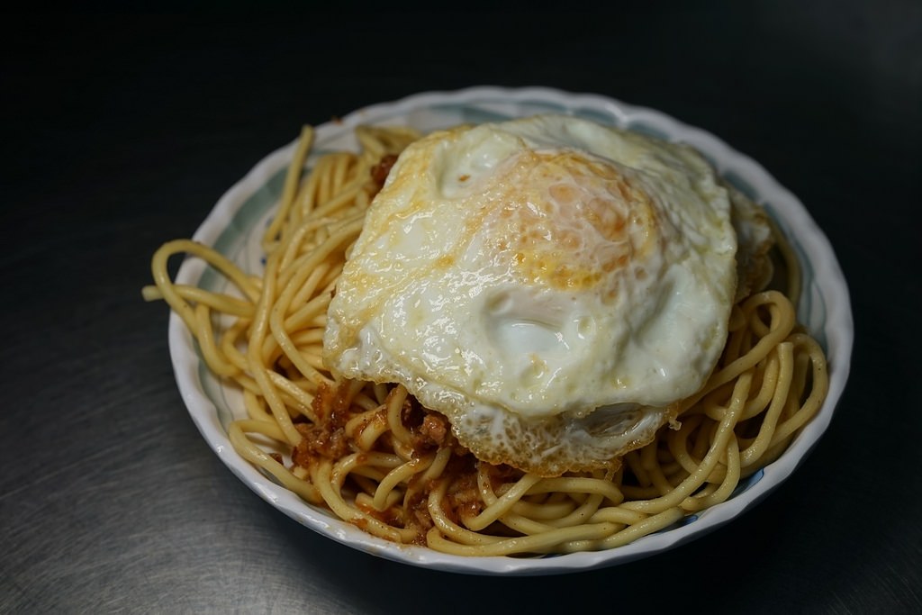 【桃園蘆竹富國路早餐推薦】超人氣鐵皮屋中式早點 美味炒麵+肉羹湯 我家早點