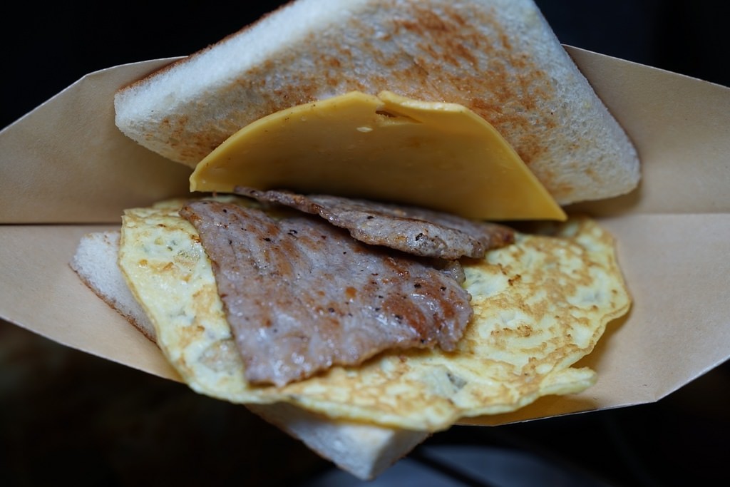 【中央大學早午餐推薦】酥脆鬆軟起司蔬菜蛋餅 甜甜蜜蜜酥炸地瓜圓餐 大嗑Brunch中央大學蔬菜蛋餅專賣店