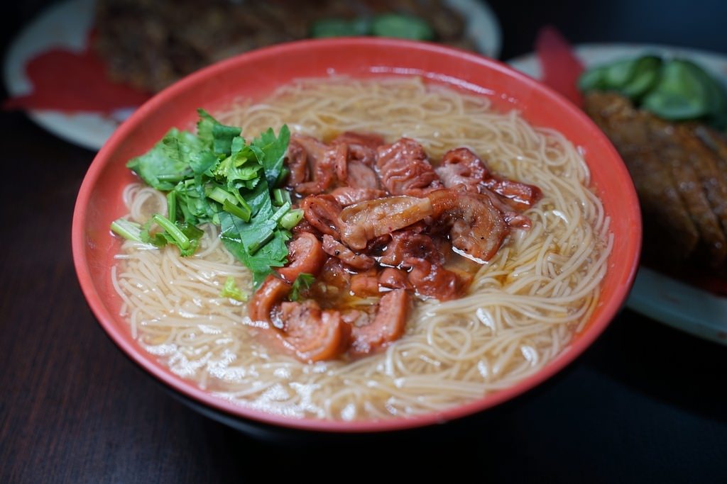 【苗栗市區小吃推薦】必吃豬腳網紅滷肉飯 燒肉手工雞卷小菜必點 御五星級麵線苗栗店