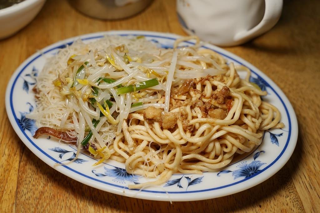 【中壢西園路傳統早點推薦】必點超厚粉漿蛋餅 炒麵炒米粉鴨血湯超好吃 啟英蛋餅