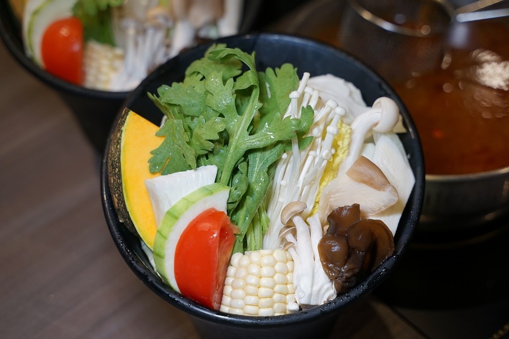 【新北蘆洲火鍋推薦】巨無霸肉盤海鮮CP值超高 豐富自助吧霜淇淋吃到飽 肉老大頂級肉品涮涮鍋蘆洲長安店