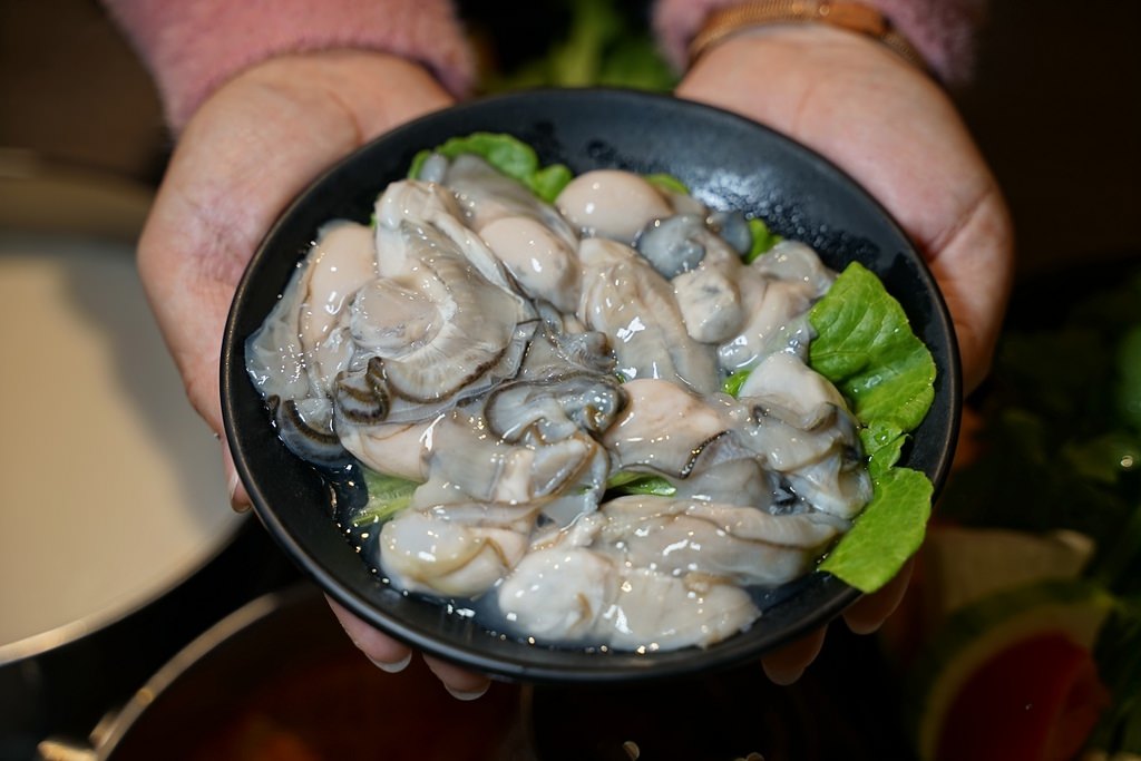 【新北蘆洲火鍋推薦】巨無霸肉盤海鮮CP值超高 豐富自助吧霜淇淋吃到飽 肉老大頂級肉品涮涮鍋蘆洲長安店