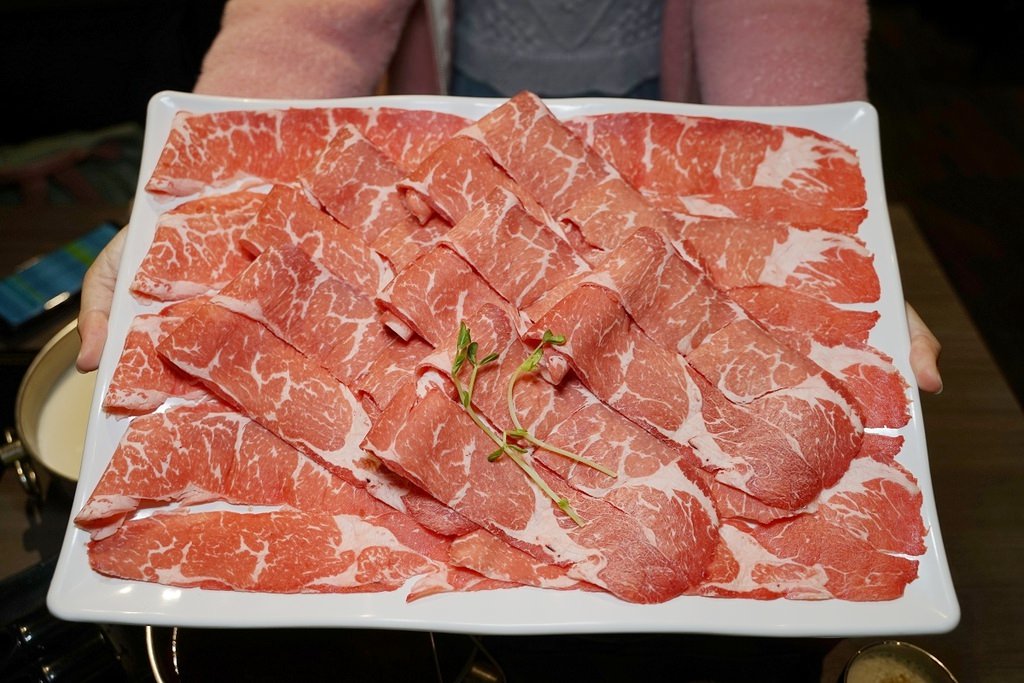 【新北蘆洲火鍋推薦】巨無霸肉盤海鮮CP值超高 豐富自助吧霜淇淋吃到飽 肉老大頂級肉品涮涮鍋蘆洲長安店