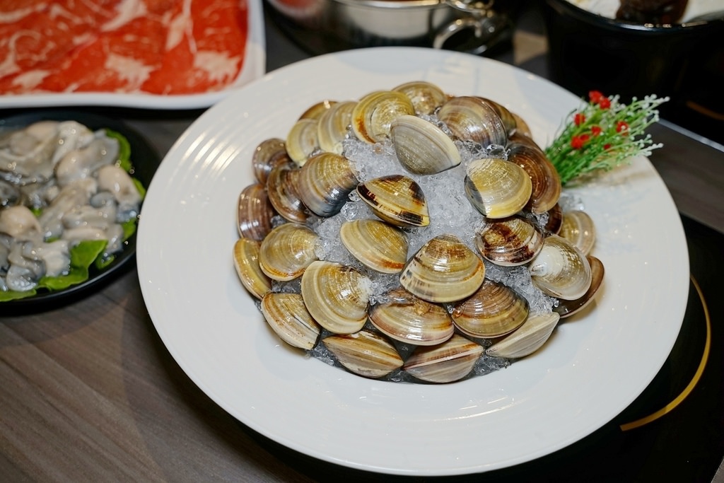 【新北蘆洲火鍋推薦】巨無霸肉盤海鮮CP值超高 豐富自助吧霜淇淋吃到飽 肉老大頂級肉品涮涮鍋蘆洲長安店