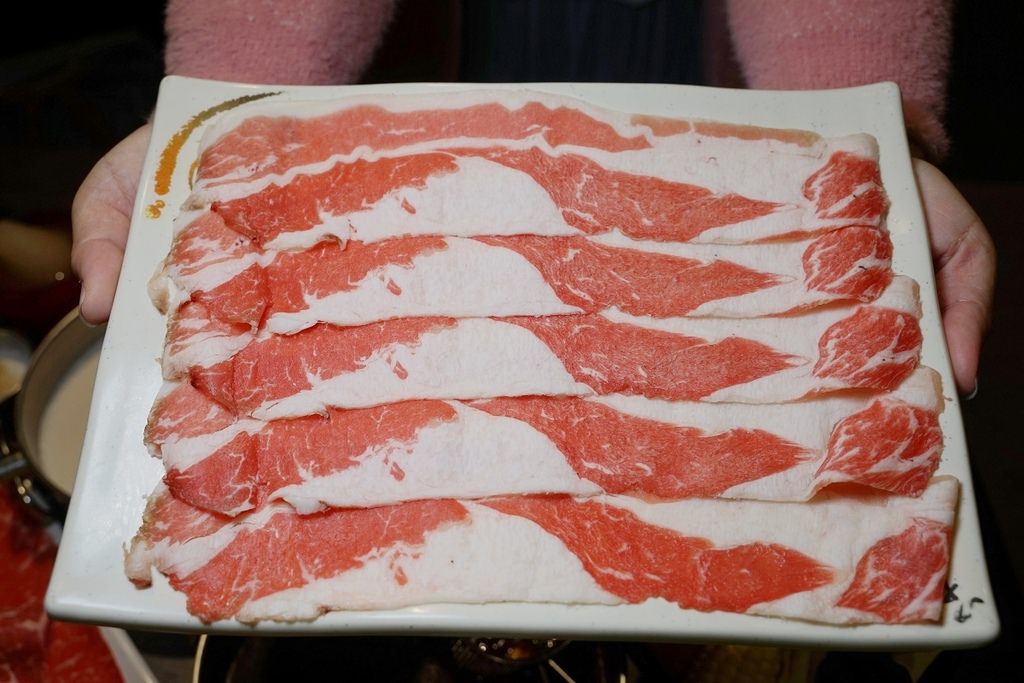 【新北蘆洲火鍋推薦】巨無霸肉盤海鮮CP值超高 豐富自助吧霜淇淋吃到飽 肉老大頂級肉品涮涮鍋蘆洲長安店