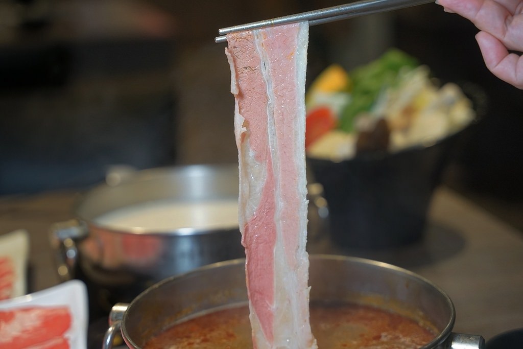 【新北蘆洲火鍋推薦】巨無霸肉盤海鮮CP值超高 豐富自助吧霜淇淋吃到飽 肉老大頂級肉品涮涮鍋蘆洲長安店