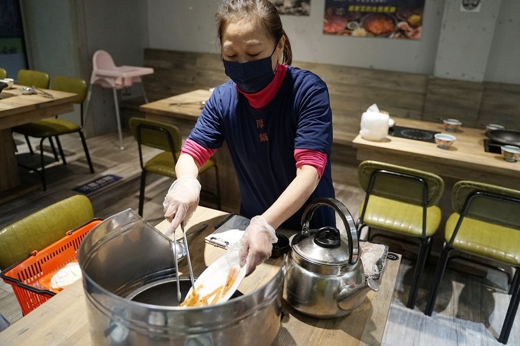 【基隆石頭火鍋推薦】崁仔頂現流海鮮每日新鮮直送 基隆特色食材大集合 厚鍋平價自助石頭火鍋城