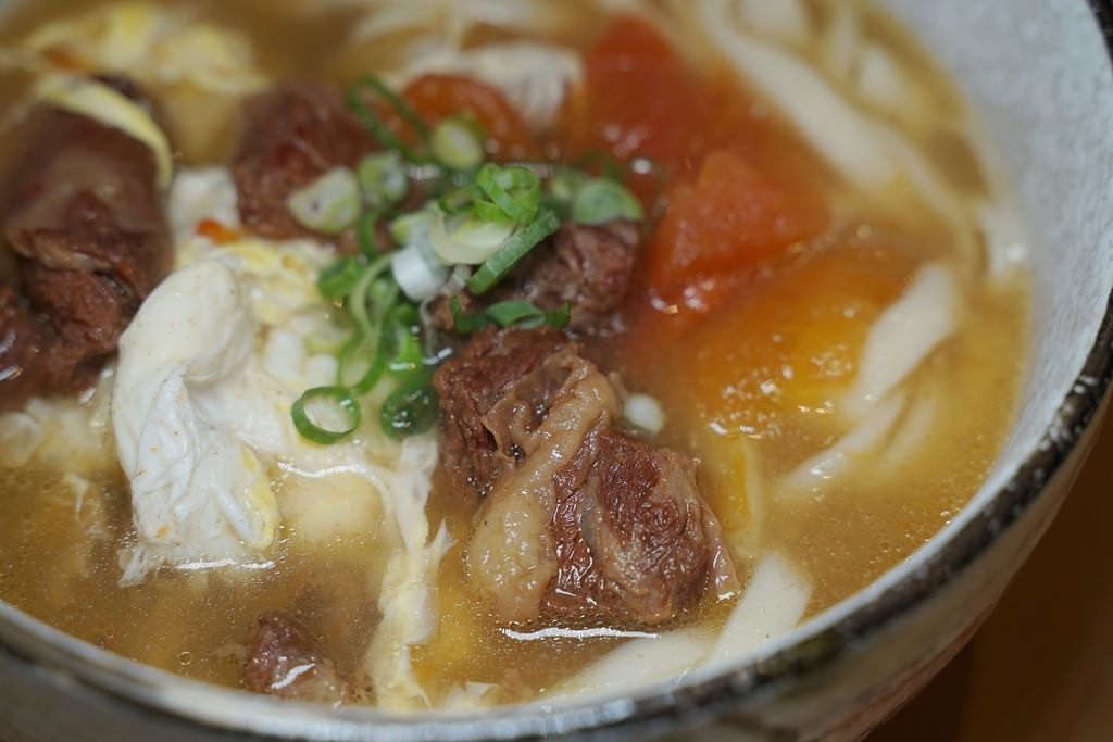 【竹北麵店推薦】自家製麵Q彈手工麵 美味必點經典蕃茄牛腩麵/青醬麻辣乾麵 東小食(原東家製麵)