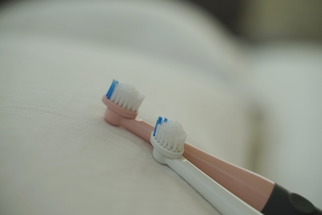 【攜帶式電動牙刷推薦】每分鐘震動高達28000次 速扣易專利刷頭設計 CHIZY高效潔淨速扣易電動牙刷