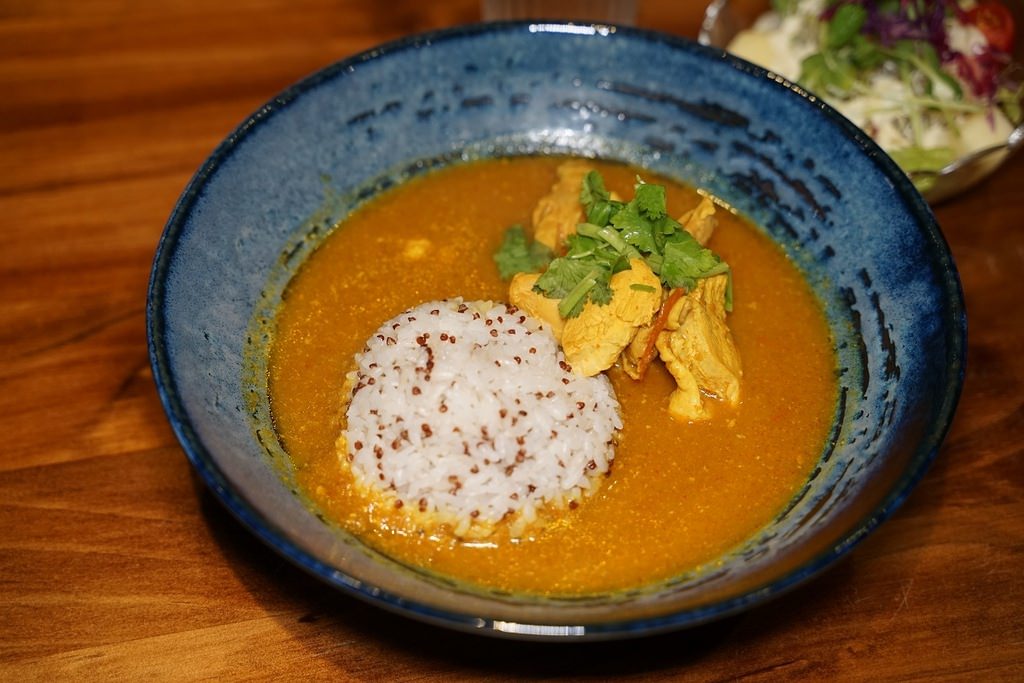 【桃園大有商圈美食推薦】天然食材熬煮咖哩飯 嫩肩炭火現切牛排 芳味坊玩味廚房