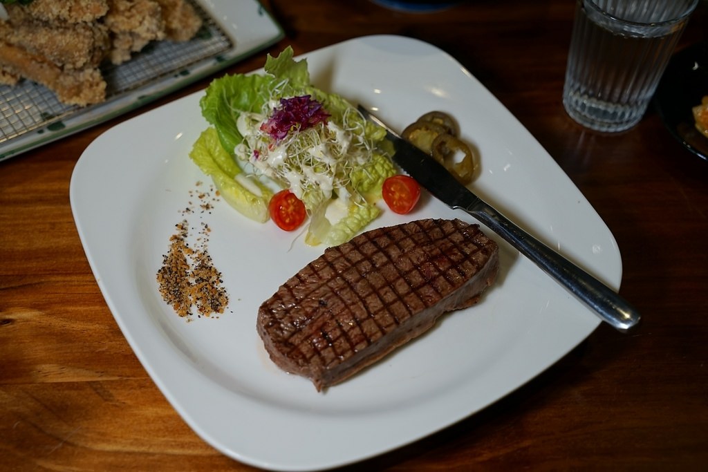 【桃園大有商圈美食推薦】天然食材熬煮咖哩飯 嫩肩炭火現切牛排 芳味坊玩味廚房