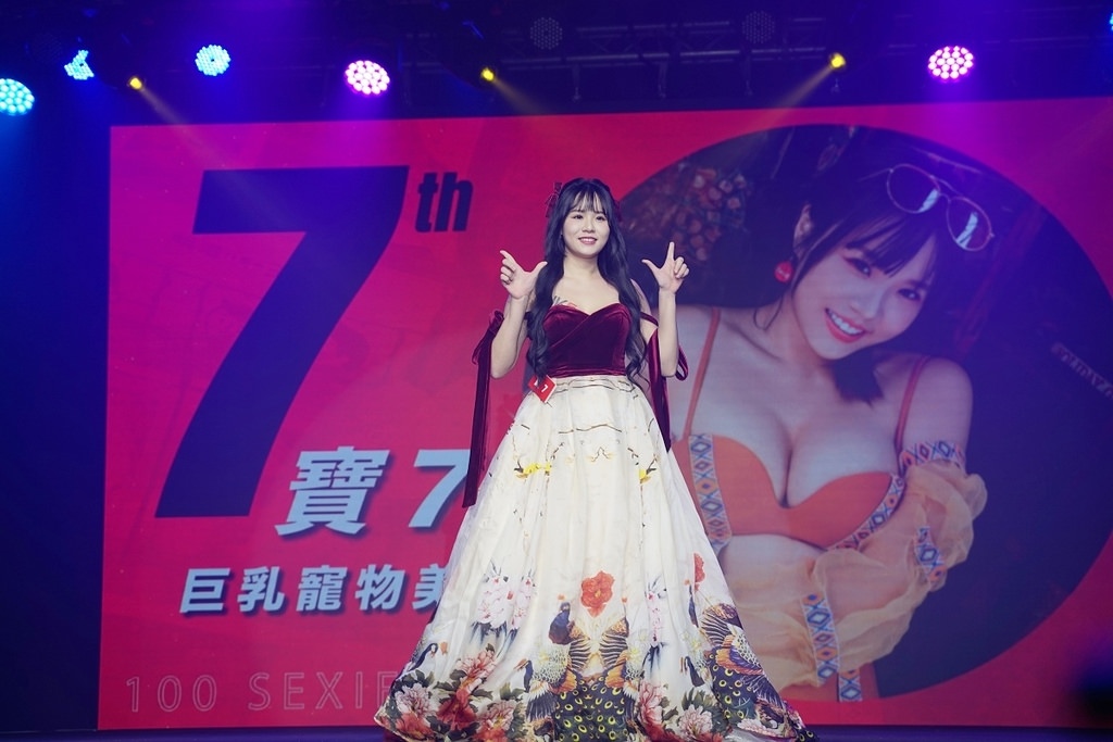第四屆JKF百大女郎頒獎典禮全紀錄 孫生「性感小野馬」餵食吃包秀 王思佳亮麗踩場星光大道