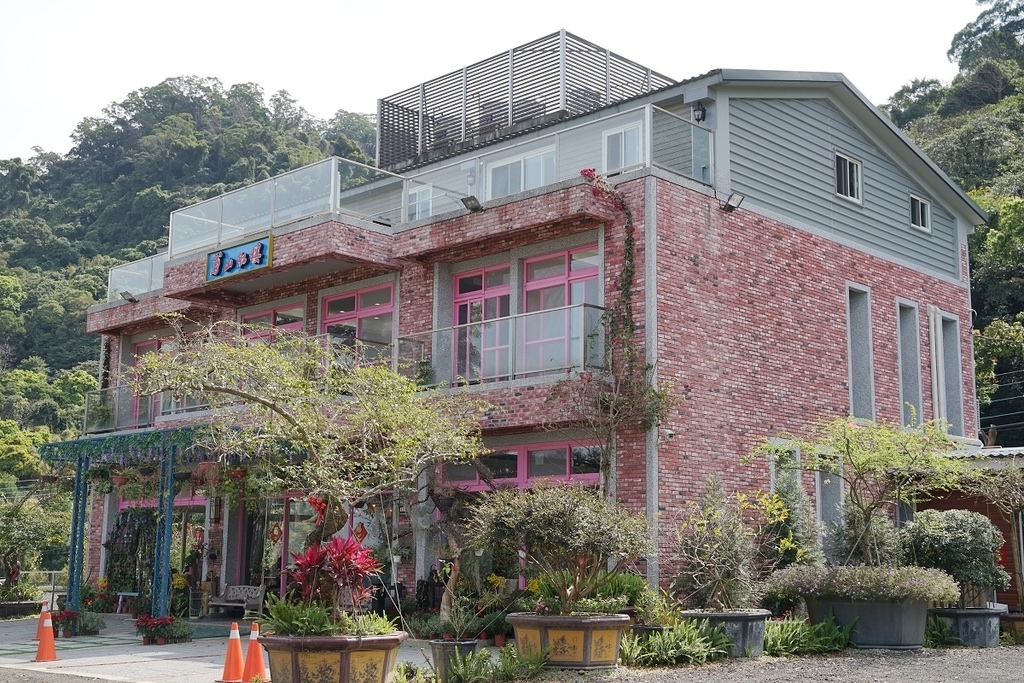 【新北三峽無菜單料理餐廳推薦】四季花園聚餐包廂好選擇 大漢溪景觀餐廳30年主廚好味道 鳶山紅樓