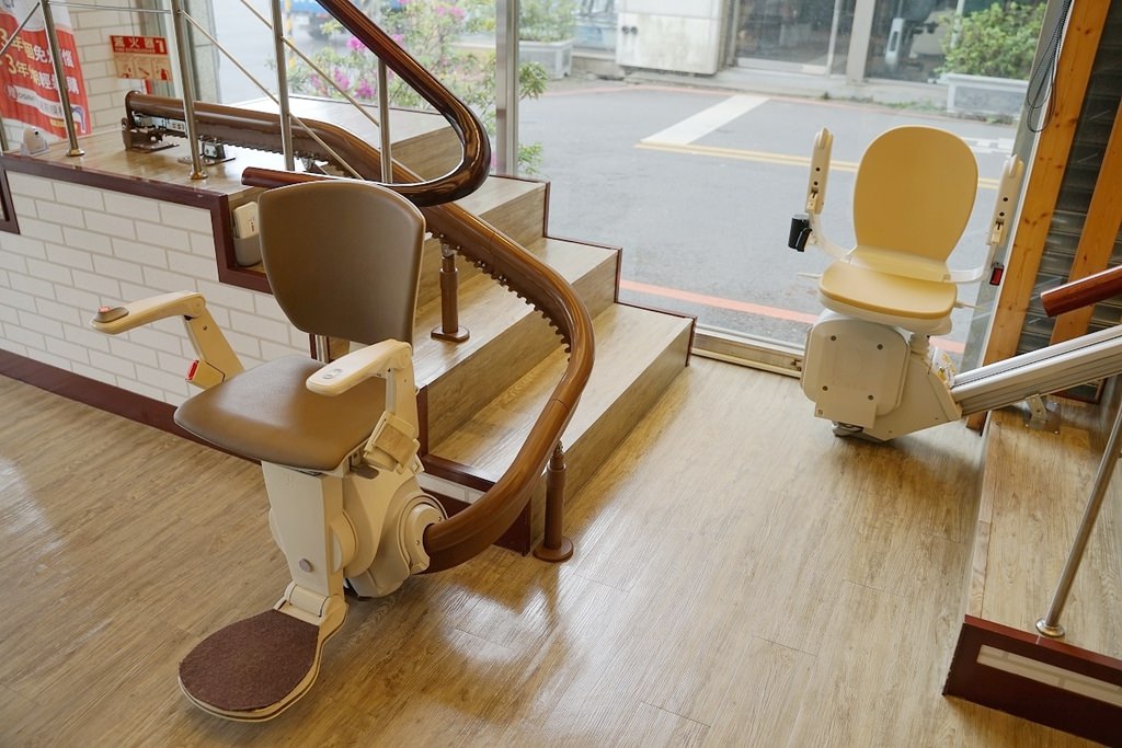 【桃園樓梯升降椅廠商推薦】荷蘭原裝進口100%歐洲原廠生產製造 免費諮詢量測服務 泓電樓梯升降椅桃園門市