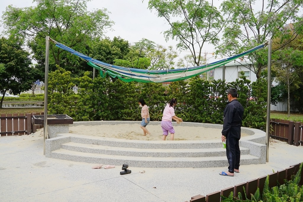 【桃園青埔親子景點推薦】青埔市民活動中心特色地景遊戲場 三道磨石溜滑梯+立體旋轉溜滑梯 青埔公七公園