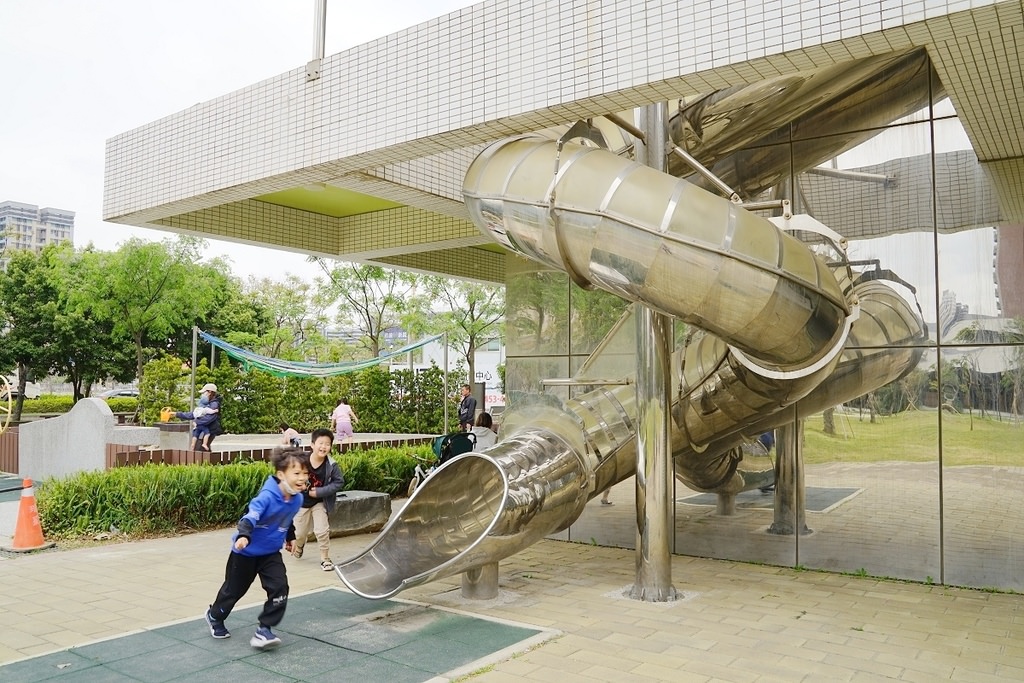 【桃園青埔親子景點推薦】青埔市民活動中心特色地景遊戲場 三道磨石溜滑梯+立體旋轉溜滑梯 青埔公七公園