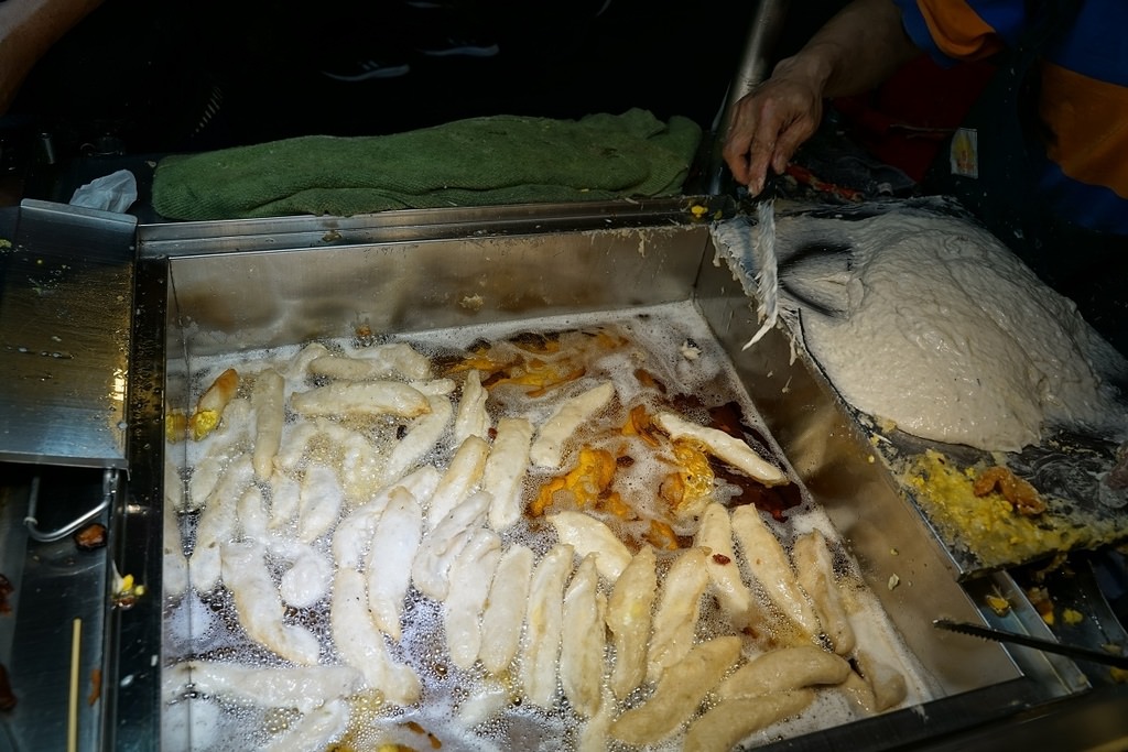 【台北萬華艋舺夜市小吃推薦】在地人氣排隊美食 一份2支30元 東港旗魚黑輪串
