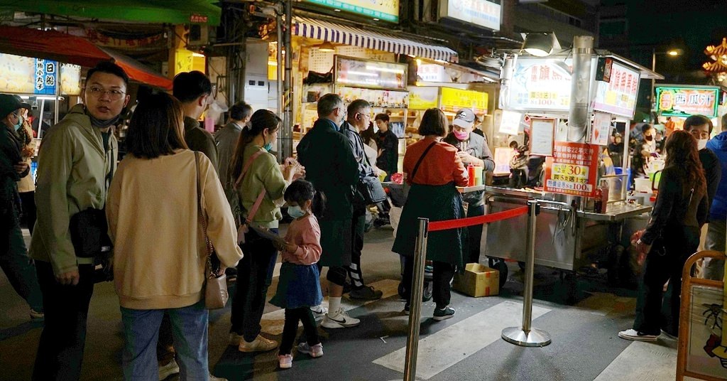 【台北萬華艋舺夜市小吃推薦】在地人氣排隊美食 一份2支30元 東港旗魚黑輪串