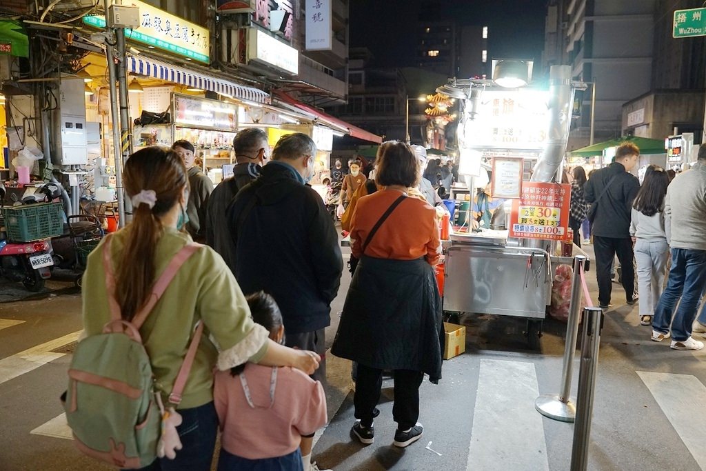 【台北萬華艋舺夜市小吃推薦】在地人氣排隊美食 一份2支30元 東港旗魚黑輪串