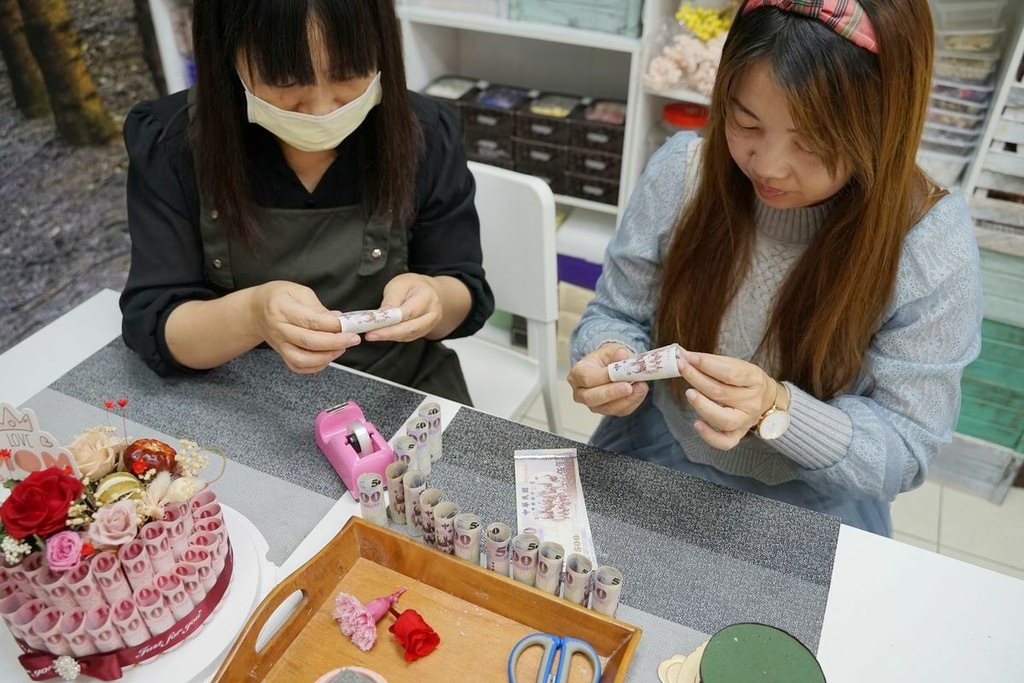 【中壢永生花藝教室推薦】日本AUBE協會認定海外合格教室 母親節鈔票蛋糕手作DIY體驗 花皇后花藝手作設計