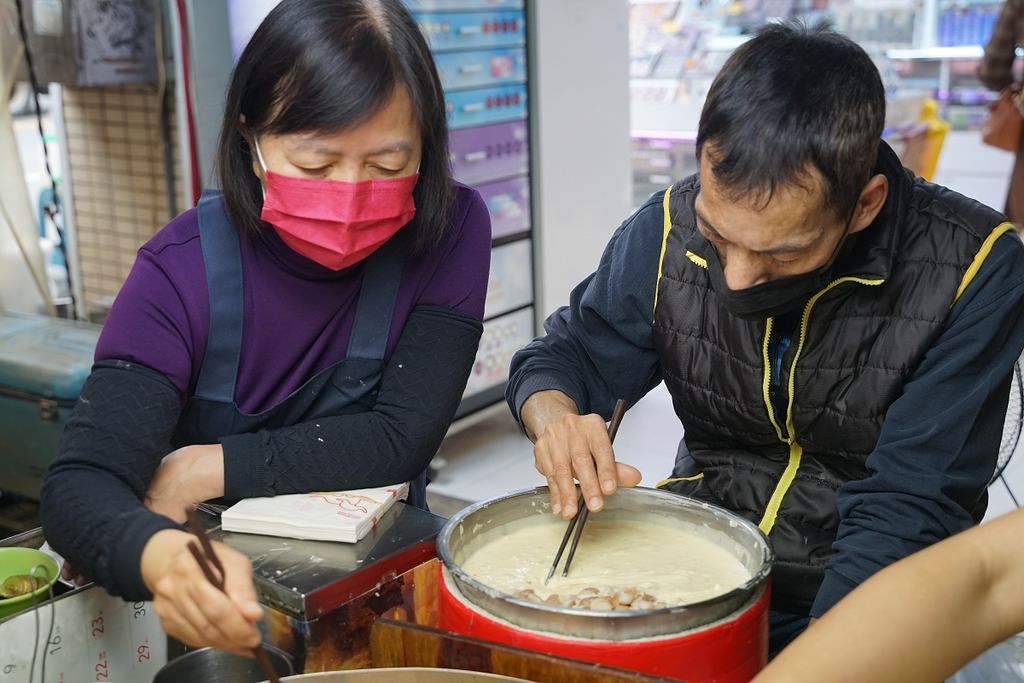 【台中豐原廟東夜市人氣排隊美食推薦】古早味小吃一份50元 想吃先抽號碼牌 廟東菱角酥