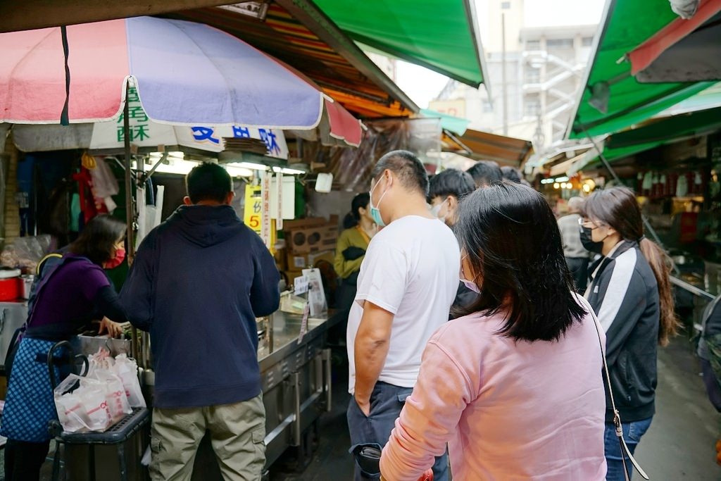 【台中豐原廟東夜市人氣排隊美食推薦】古早味小吃一份50元 想吃先抽號碼牌 廟東菱角酥