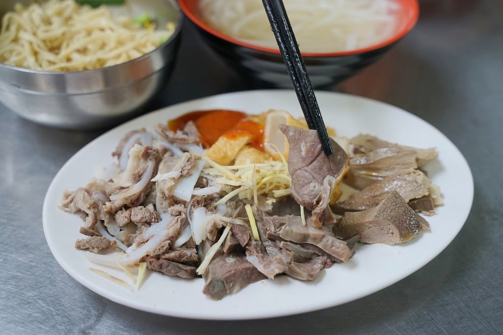 【基隆仁愛市場小吃推薦】基隆在地老字號美食 獨特必點美味小菜 阿惜仔古早味米粉湯