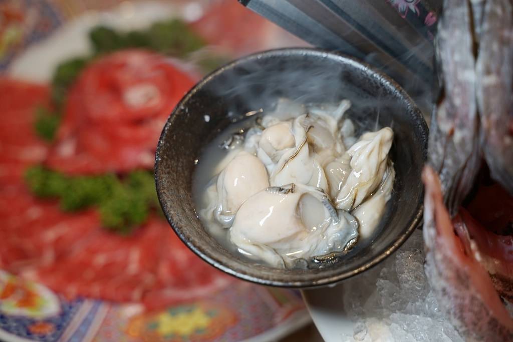 【中壢SOGO火鍋推薦】活體海鮮大份量肉盤 超浮誇爆鮭魚卵飯 芳 海鮮和牛鍋物料理