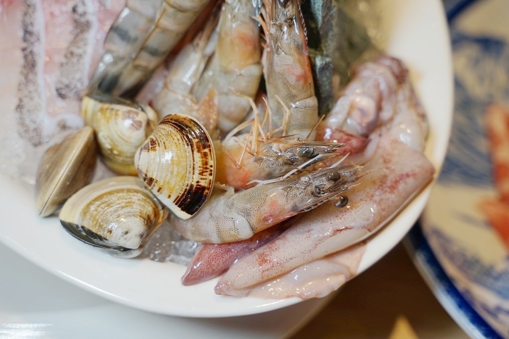 【中壢SOGO火鍋推薦】活體海鮮大份量肉盤 超浮誇爆鮭魚卵飯 芳 海鮮和牛鍋物料理
