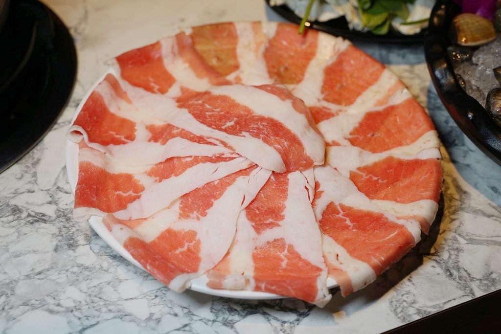 【台中霧峰火鍋餐廳推薦】自助蔬食無限量供應吃到飽 美味必點雙人經典牛豚雙塔套餐 築崎相撲鍋物霧峰殿