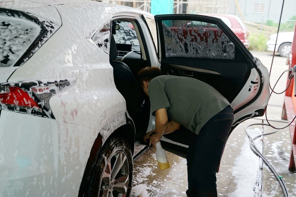 【竹北洗車打蠟推薦】豪華手工洗車+頂級棕櫚蠟 新竹第一間JOWUA特斯拉實體配件專賣店 洗來登竹北汽車美容中心