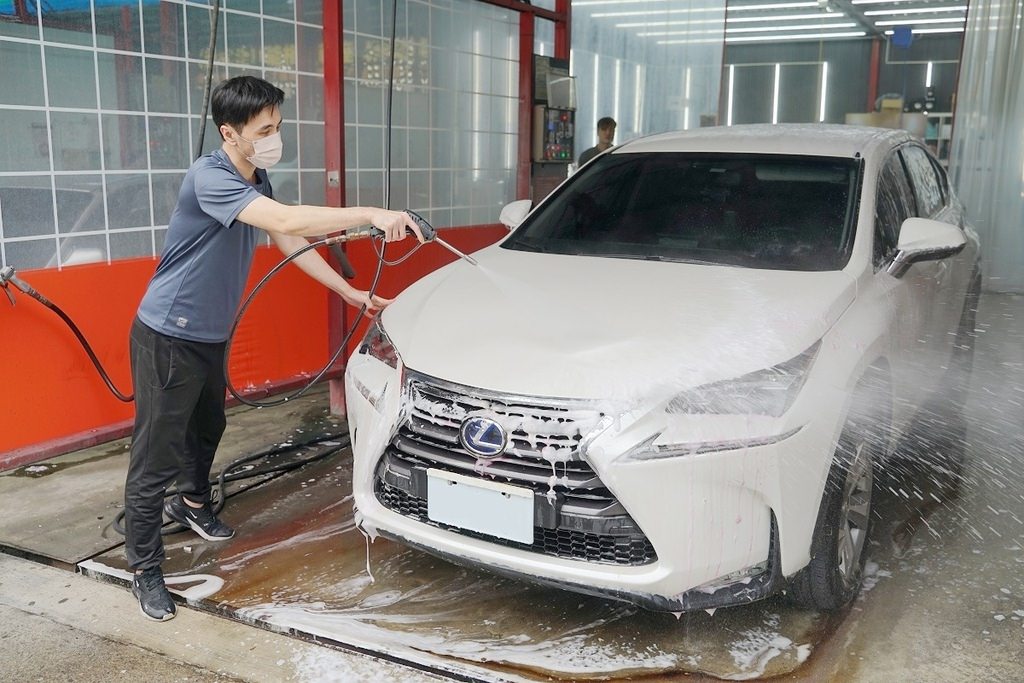 【竹北洗車打蠟推薦】豪華手工洗車+頂級棕櫚蠟 新竹第一間JOWUA特斯拉實體配件專賣店 洗來登竹北汽車美容中心