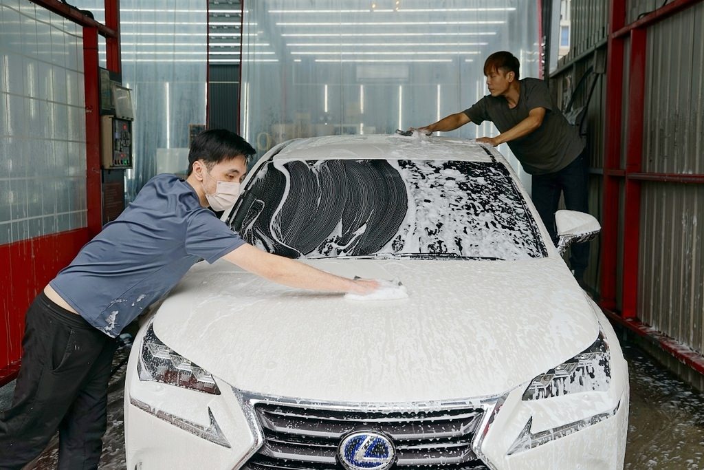 【竹北洗車打蠟推薦】豪華手工洗車+頂級棕櫚蠟 新竹第一間JOWUA特斯拉實體配件專賣店 洗來登竹北汽車美容中心