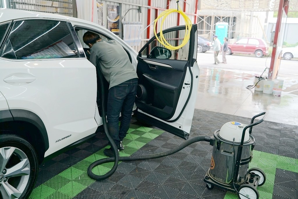 【竹北洗車打蠟推薦】豪華手工洗車+頂級棕櫚蠟 新竹第一間JOWUA特斯拉實體配件專賣店 洗來登竹北汽車美容中心