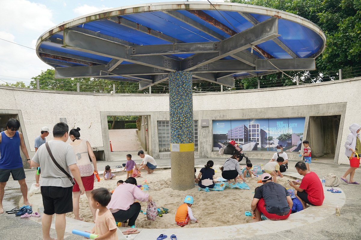【鶯歌玩水景點推薦】免費入園超貼心 玩沙玩水超好玩 鶯歌博物館水廣場