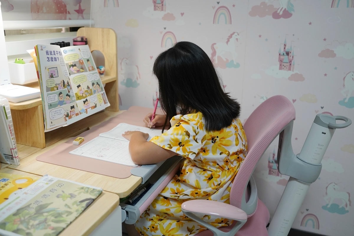 【兒童成長桌椅開箱心得】成長天地生活館可升降兒童成長桌全實木桌面 兒童專屬成長椅舒適不悶熱 - 第20張圖