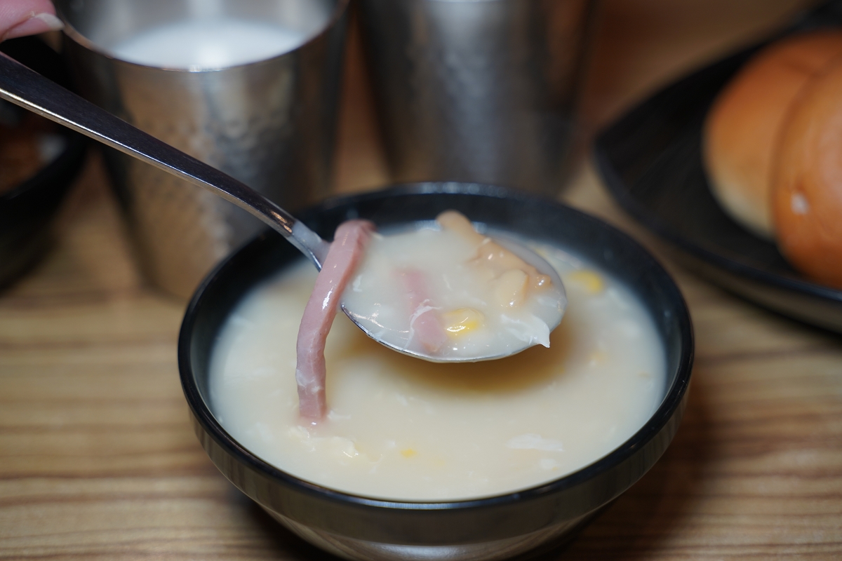 【孫東寶台式牛排教父桃園中山店】桃園市政府美食推薦 貴族30週年指定聯名餐送爽爽吃貨吊飾 - 第15張圖