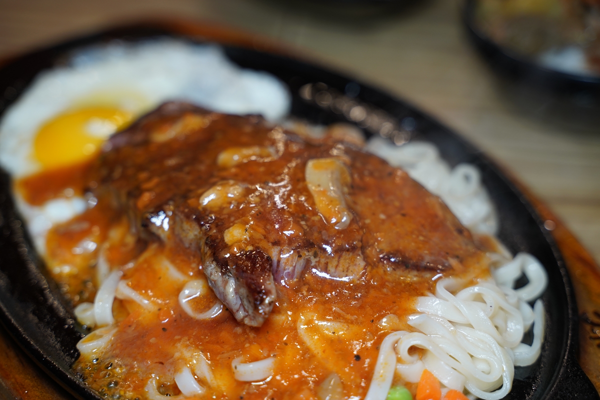 【孫東寶台式牛排教父桃園中山店】桃園市政府美食推薦 貴族30週年指定聯名餐送爽爽吃貨吊飾 - 第22張圖