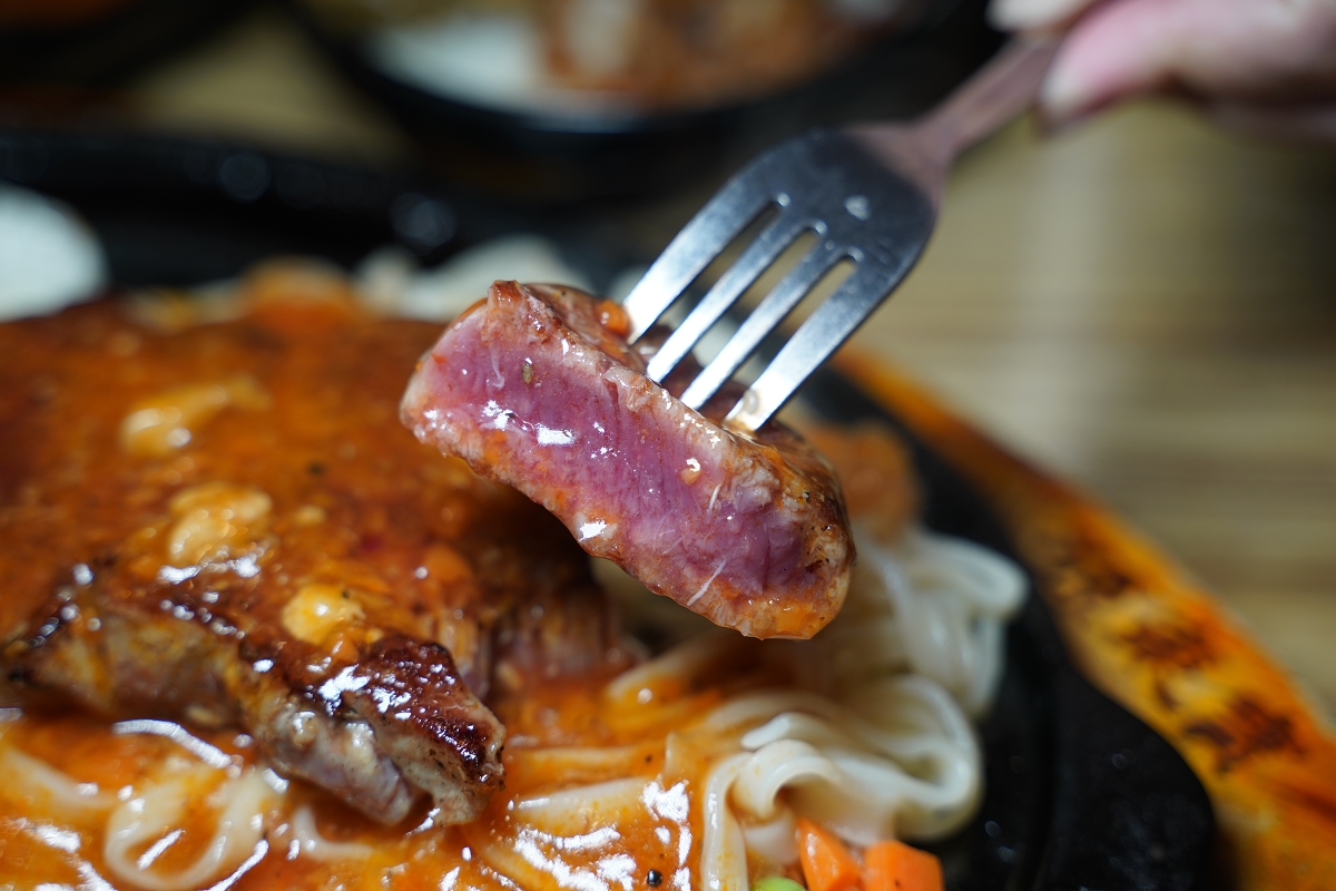 【孫東寶台式牛排教父桃園中山店】桃園市政府美食推薦 貴族30週年指定聯名餐送爽爽吃貨吊飾 - 第23張圖