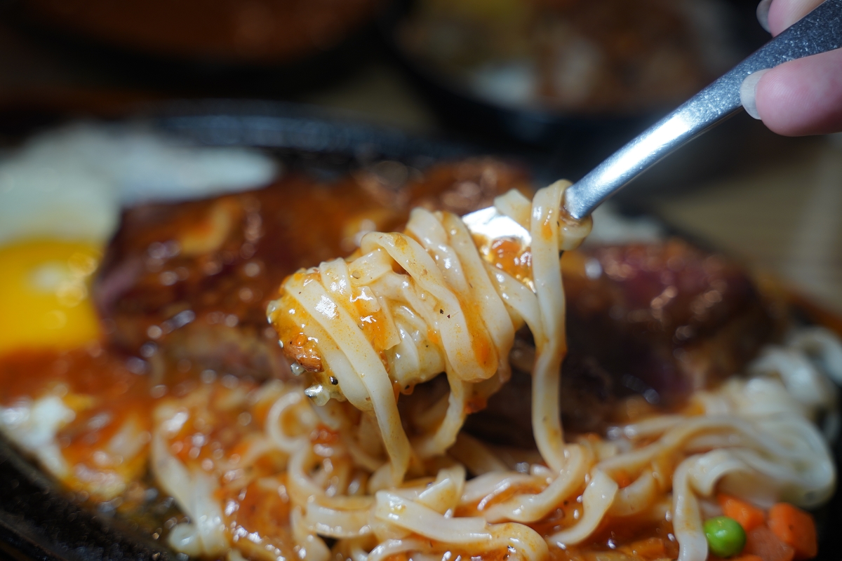 【孫東寶台式牛排教父桃園中山店】桃園市政府美食推薦 貴族30週年指定聯名餐送爽爽吃貨吊飾 - 第24張圖